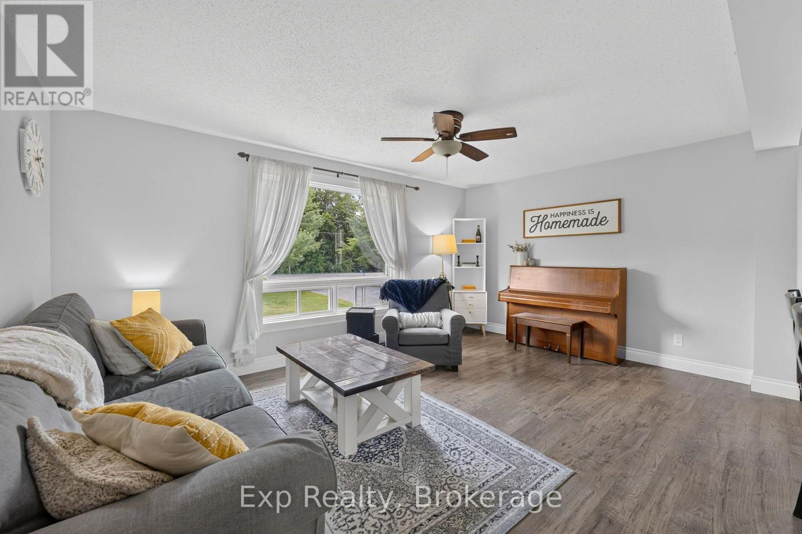 Residential in Centre Hastings 4