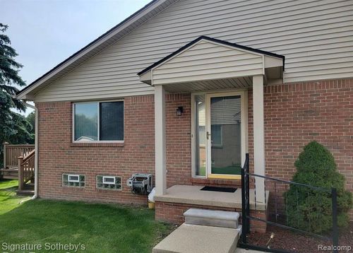 11374 Celtic Manor Dr, Warren, MI, 48089-3560 | Card Image