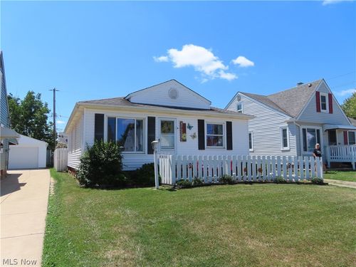8515 Renwood Dr, Parma, OH, 44129-3533 | Card Image