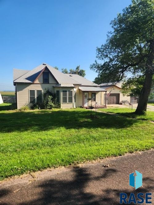 505 E 2nd St, Hills, MN, 56138-1004 | Card Image