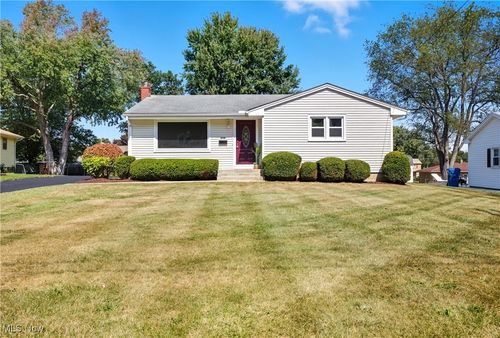 8010 Sigle Ln, Poland, OH, 44514-3616 | Card Image