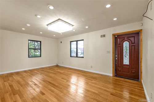 7653 268th St, New Hyde Park, NY, 11040-1409 | Card Image