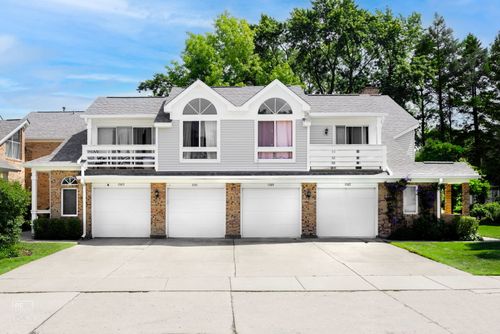 1081-1081 Courtland Dr, Buffalo Grove, IL, 60089-1199 | Card Image