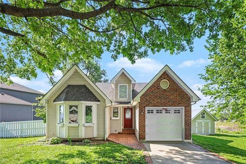 105 6th St, Smithville, MO, 64089-8729 | Card Image