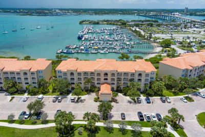 303 - 33 Harbour Isle Drive W, Condo with 2 bedrooms, 2 bathrooms and null parking in Fort Pierce FL | Image 1