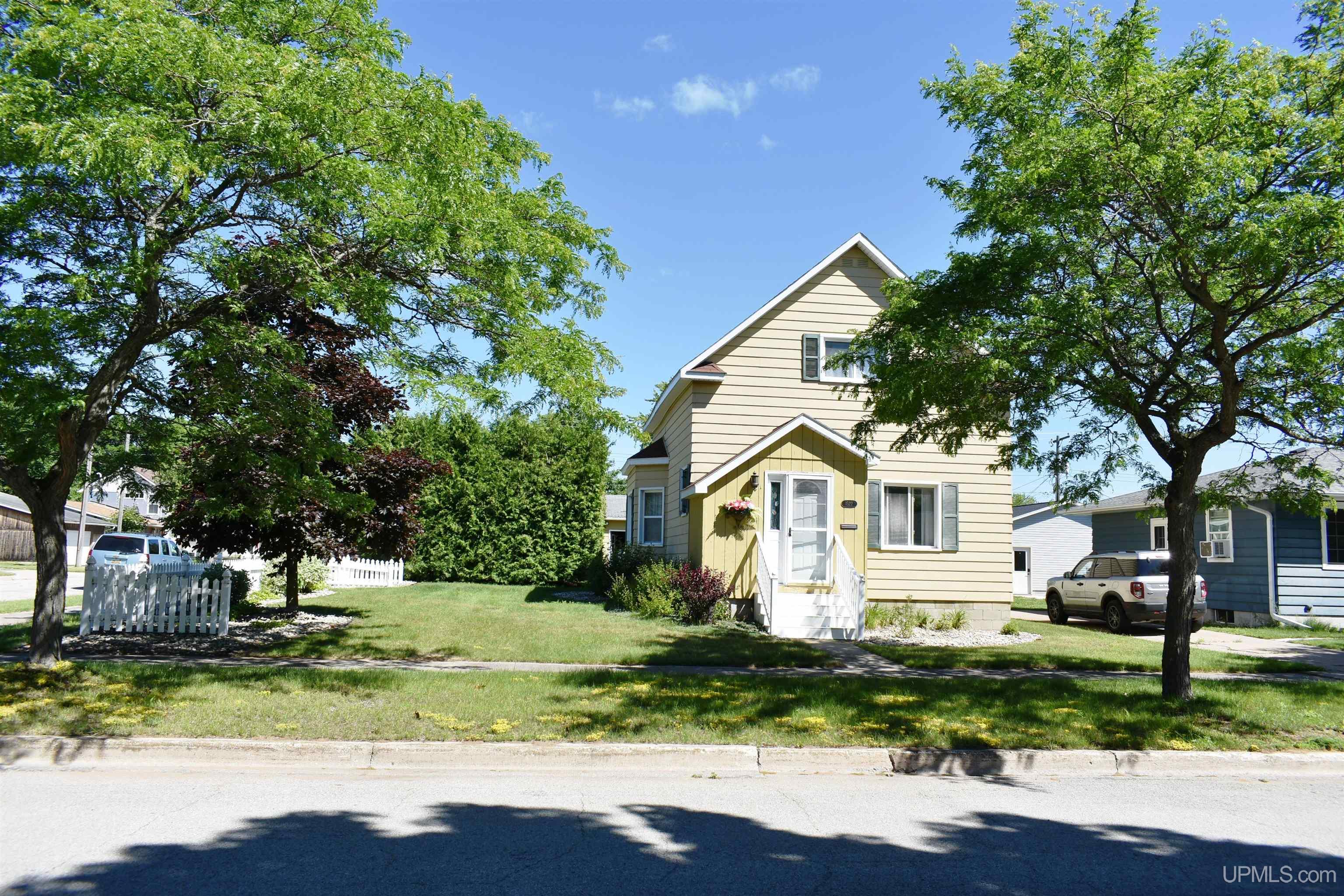Dakota Ave, Gladstone, MI 49837