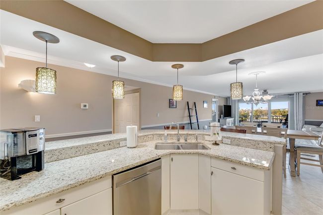 Kitchen w Granite | Image 13
