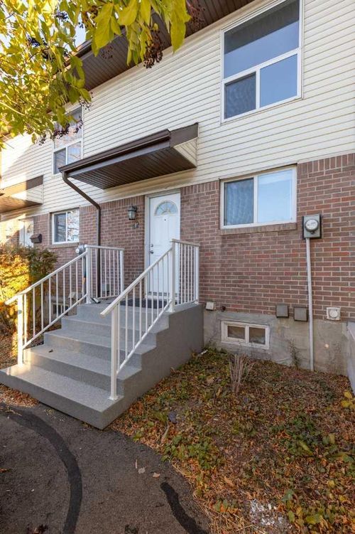 42-32 Whitnel Crt Ne, Calgary, AB, T1Y5E3 | Card Image