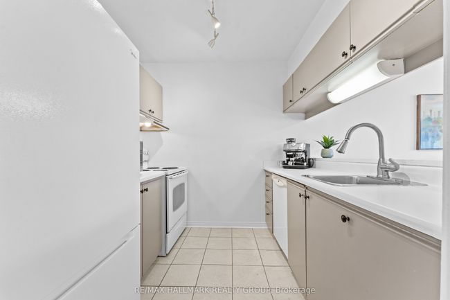 104 - 1099 Cadboro Rd, Condo with 2 bedrooms, 1 bathrooms and 1 parking in Gloucester ON | Image 10