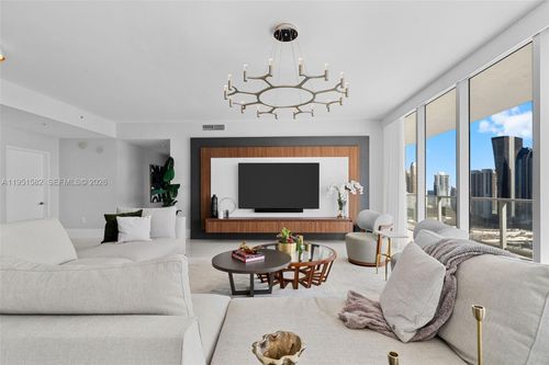 5-lph04-330 Sunny Isles Blvd, Sunny Isles Beach, FL, 33160-5624 | Card Image