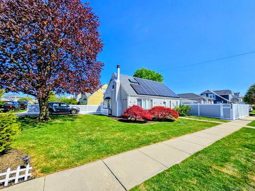 27 Spruce St, Hicksville, NY, 11801-3213 | Card Image