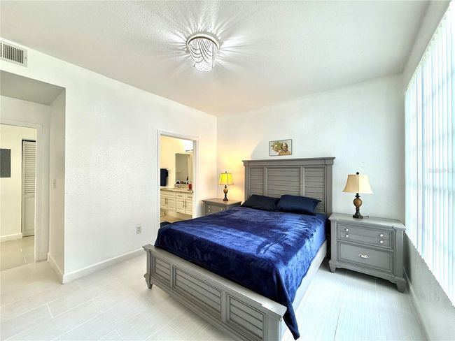 9650 - 9650 Lake Chase Island Way, Condo with 1 bedrooms, 1 bathrooms and null parking in TAMPA FL | Image 7