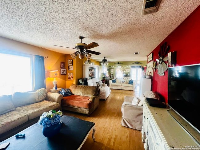 521 Cr 7713 #1, House other with 3 bedrooms, 1 bathrooms and null parking in Devine TX | Image 5