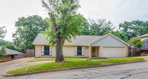 104 Ne Rosamond St, Burleson, TX, 76028-2504 | Card Image