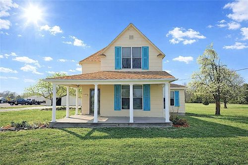 819 W 7th Ave, Garnett, KS, 66032-2403 | Card Image