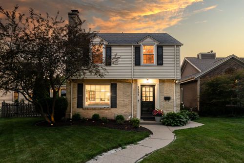 2131 N 91st St, Wauwatosa, WI, 53226-2603 | Card Image