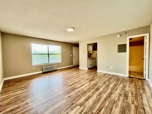 205-701 W Sycamore St, Denton, TX, 76201-5940 | Card Image