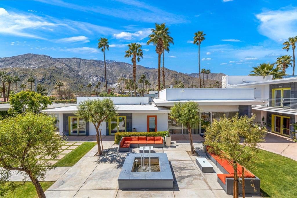 Commercial Sale in Palm Springs 2