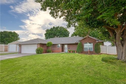 319 Sondra Dr, Elk City, OK, 73644-1237 | Card Image