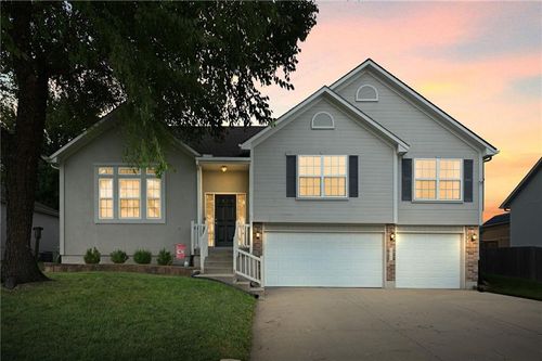 514 Johnston Pkwy, Raymore, MO, 64083-8395 | Card Image