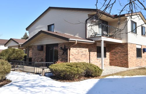 4502 S Greenridge Cir, Greenfield, WI, 53220-3300 | Card Image