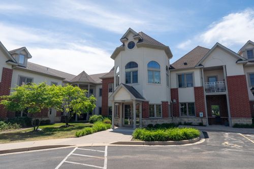 17490 Crest Hill Dr, Brookfield, WI, 53045-1295 | Card Image