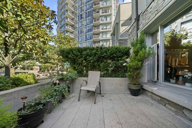 237 - 188 Keefer Place, Townhouse with 2 bedrooms, 2 bathrooms and 1 parking in Vancouver BC | Image 7