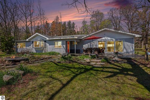 8101 Long Lake Rd, Hale, MI, 48739-8927 | Card Image