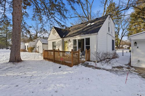 21256 8 1/2 Mile Rd, Southfield, MI, 48075-3830 | Card Image