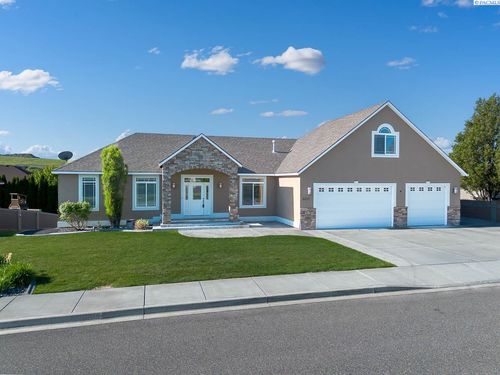 8211 W 4th Pl, Kennewick, WA, 99336-9468 | Card Image
