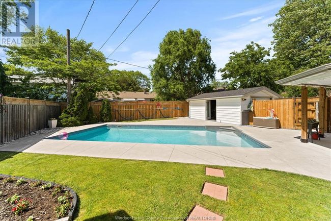 1568 St Gabriel Crt, Home with 3 bedrooms, 2 bathrooms and null parking in Windsor ON | Image 8