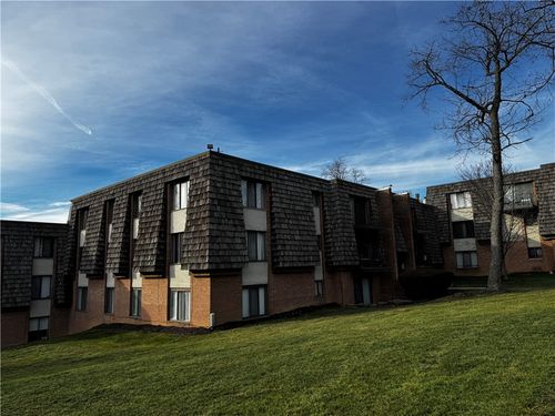 611 Forest Green Dr, Coraopolis, PA, 15108-2762 | Card Image