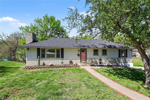 7002 N Baltimore Ave, Kansas City, MO, 64118-2417 | Card Image