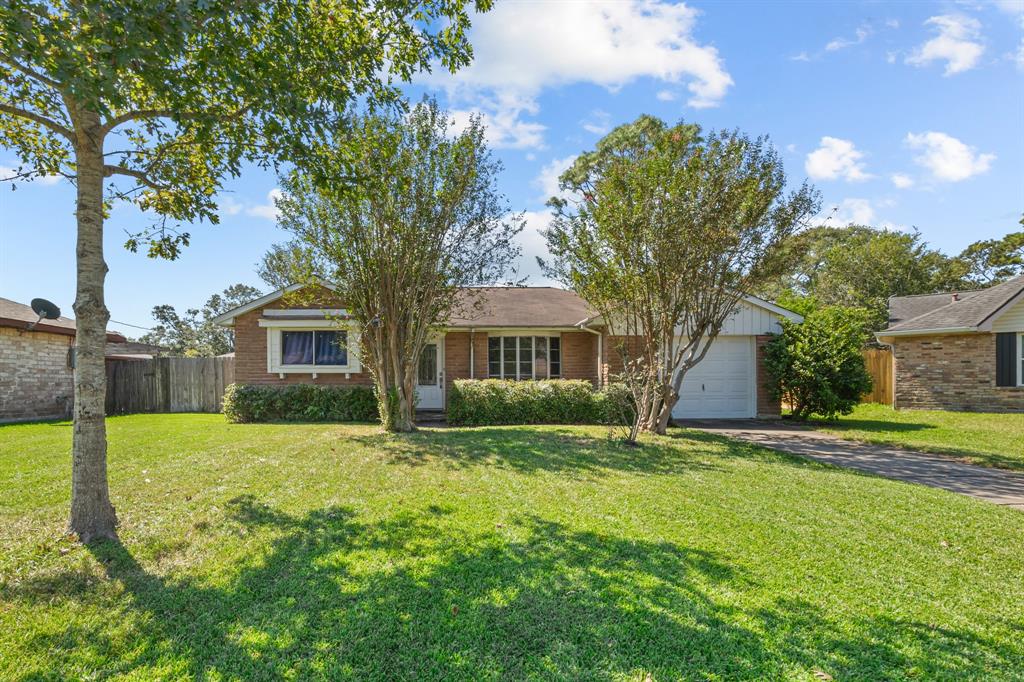 Brendon Park Ln, Friendswood, TX 77546