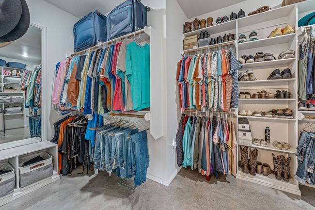 Large ensuite closet | Image 29