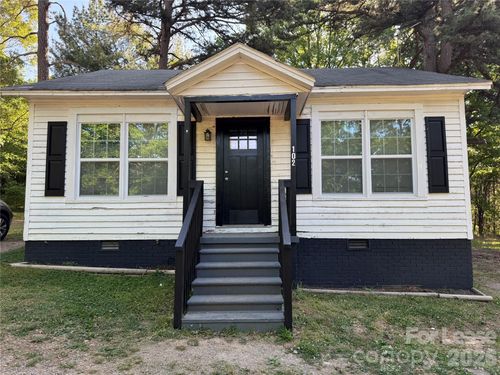 102 Neighborhood St, Lincolnton, NC, 28092-8327 | Card Image