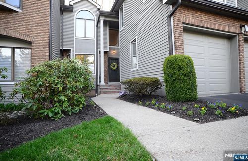 111 Lakeview Dr, Old Tappan, NJ, 07675-7071 | Card Image