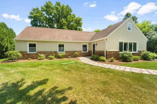 W156N7256 Pilgrim Road, Menomonee Falls, WI, 53051 | Card Image