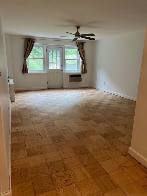apt-1g-32 Pearsall Ave, Glen Cove, NY, 11542-3012 | Card Image
