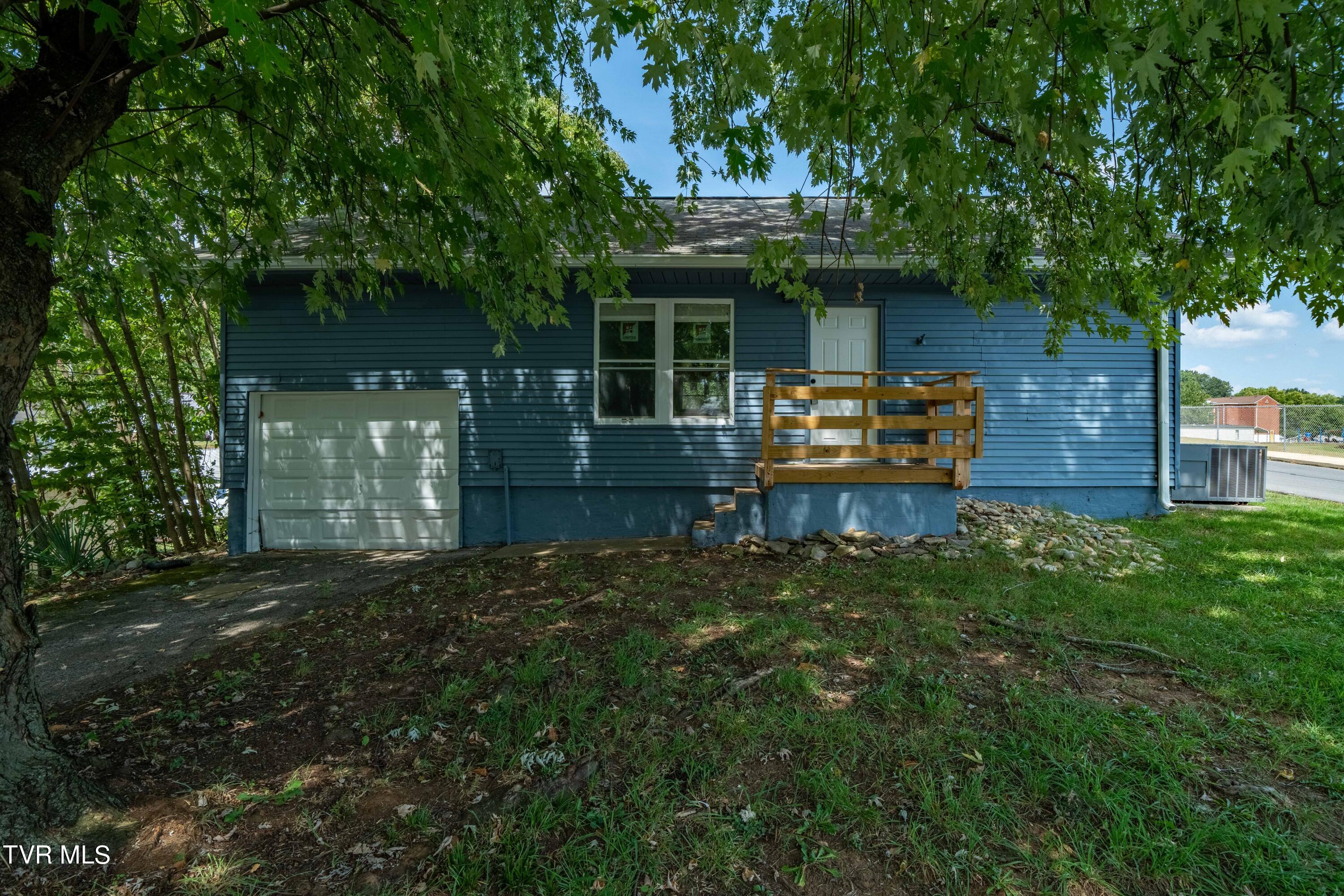 Mimosa Dr, Kingsport, TN 37660