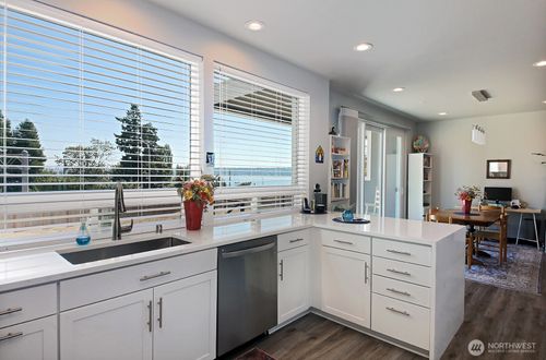 apt-2-6441 Humphrey Rd, Clinton, WA, 98236-9675 | Card Image