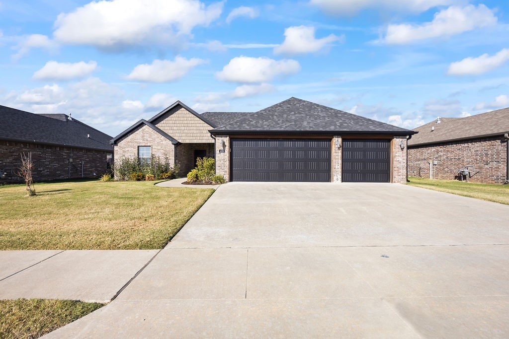 Brooke St, Tontitown, AR 72762