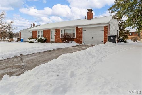 5 Santa Cruz Dr, Florissant, MO, 63031-8207 | Card Image