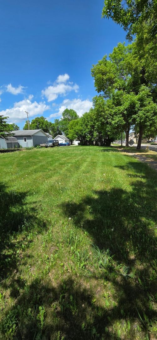 818 5th Ave, International Falls, MN, 56649-2702 | Card Image