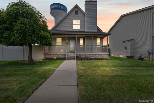 941 Pine Street, Wyandotte, MI, 48192 | Card Image