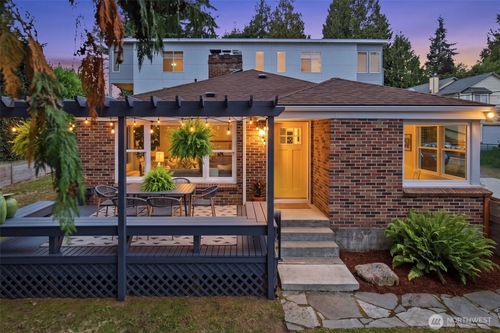 10735 Densmore Ave N, Seattle, WA, 98133-8943 | Card Image