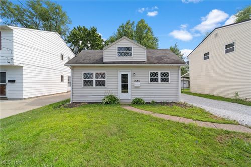 7686 Pinehurst Dr, Mentor-On-The-Lake, OH, 44060-3263 | Card Image