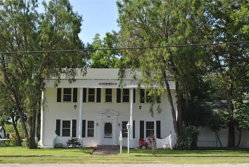 700 W Wrights Ave, Comanche, TX, 76442-1531 | Card Image