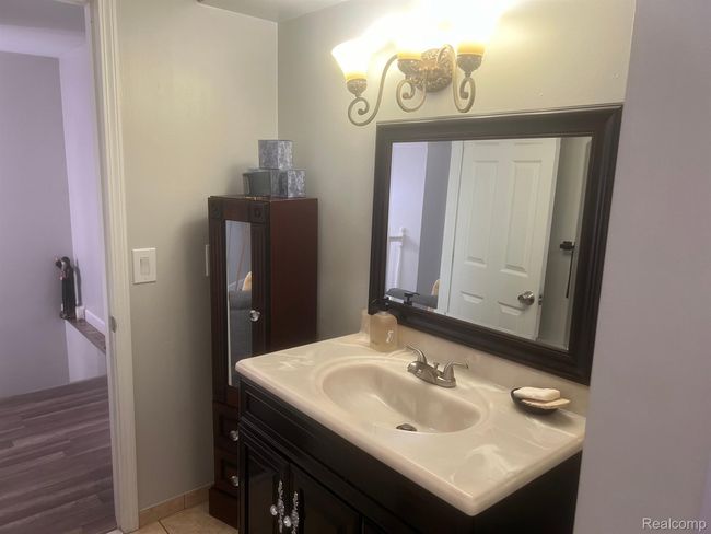 17540 Edward Cir, Condo with 2 bedrooms, 2 bathrooms and null parking in Clinton Twp MI | Image 8