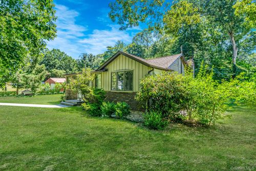 10 Community Rd, Coram, NY, 11727-3129 | Card Image